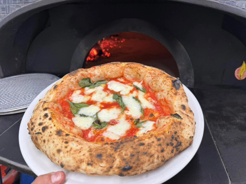 SnapInsta.to_619676980_17899963311366767_4157297453525595563_n Pizzeria con giardino a Cannigione